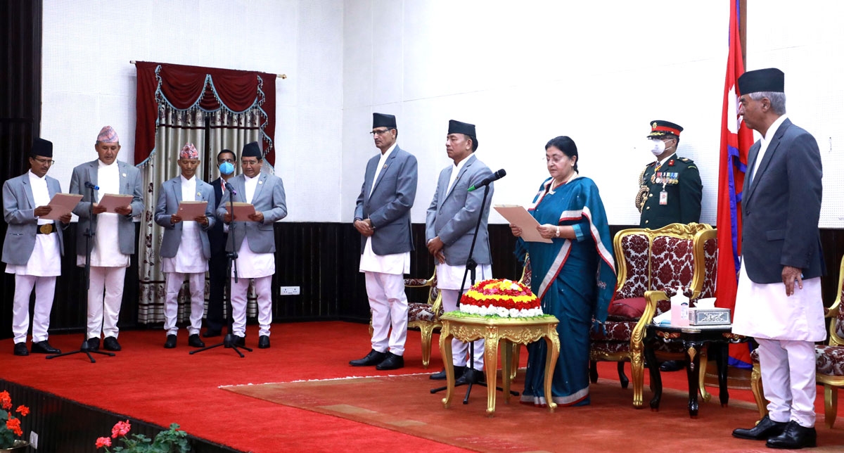 नवनियुक्त मन्त्रीले लिए सपथ