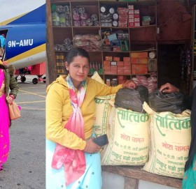 वैवाहिक बर्षगाठको अवसरमा सुनार दम्पतीद्धारा वुढीनन्दा ४ का धामीको परीवारलाई खाद्यान्न सहयोग