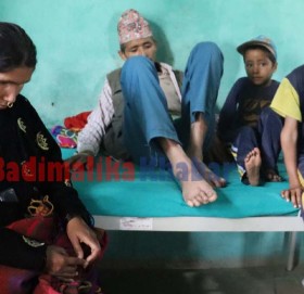 बिचल्लीमा बासमती थापाको ५ जना परिवार (भिडीयाे सहित)