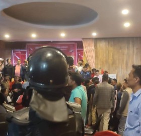 अखिल क्रान्तिकारीको बैठकमा कुटाकुट