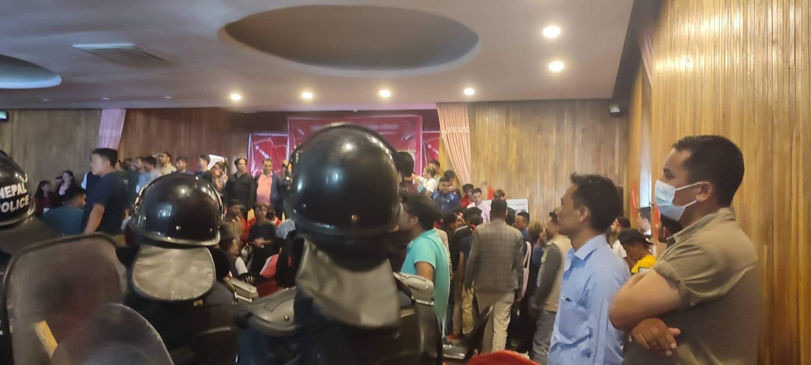 अखिल क्रान्तिकारीको बैठकमा कुटाकुट