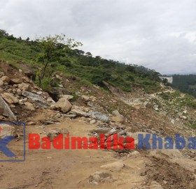 साँफे-मार्तडी सडक खण्डको अम्कोटमा सडक अबरोध