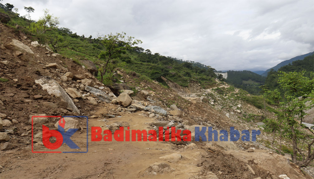 साँफे-मार्तडी सडक खण्डको अम्कोटमा सडक अबरोध