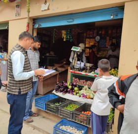 बाजुरामा कालाेबजारी र मुल्यबृद्धिलाइ मध्यनजर गर्दै प्रशासनद्धारा बजार अनुगमन