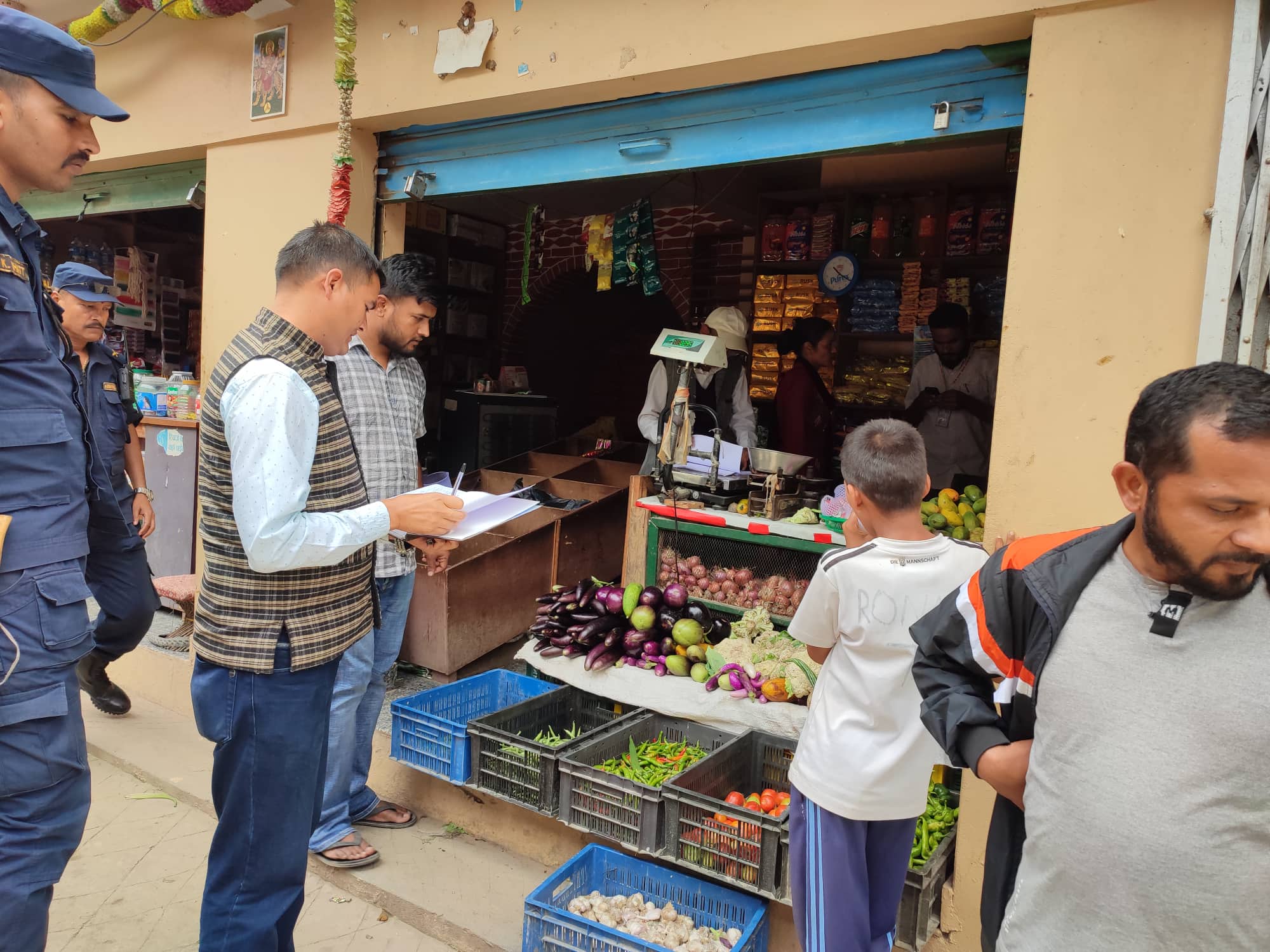 बाजुरामा कालाेबजारी र मुल्यबृद्धिलाइ मध्यनजर गर्दै प्रशासनद्धारा बजार अनुगमन