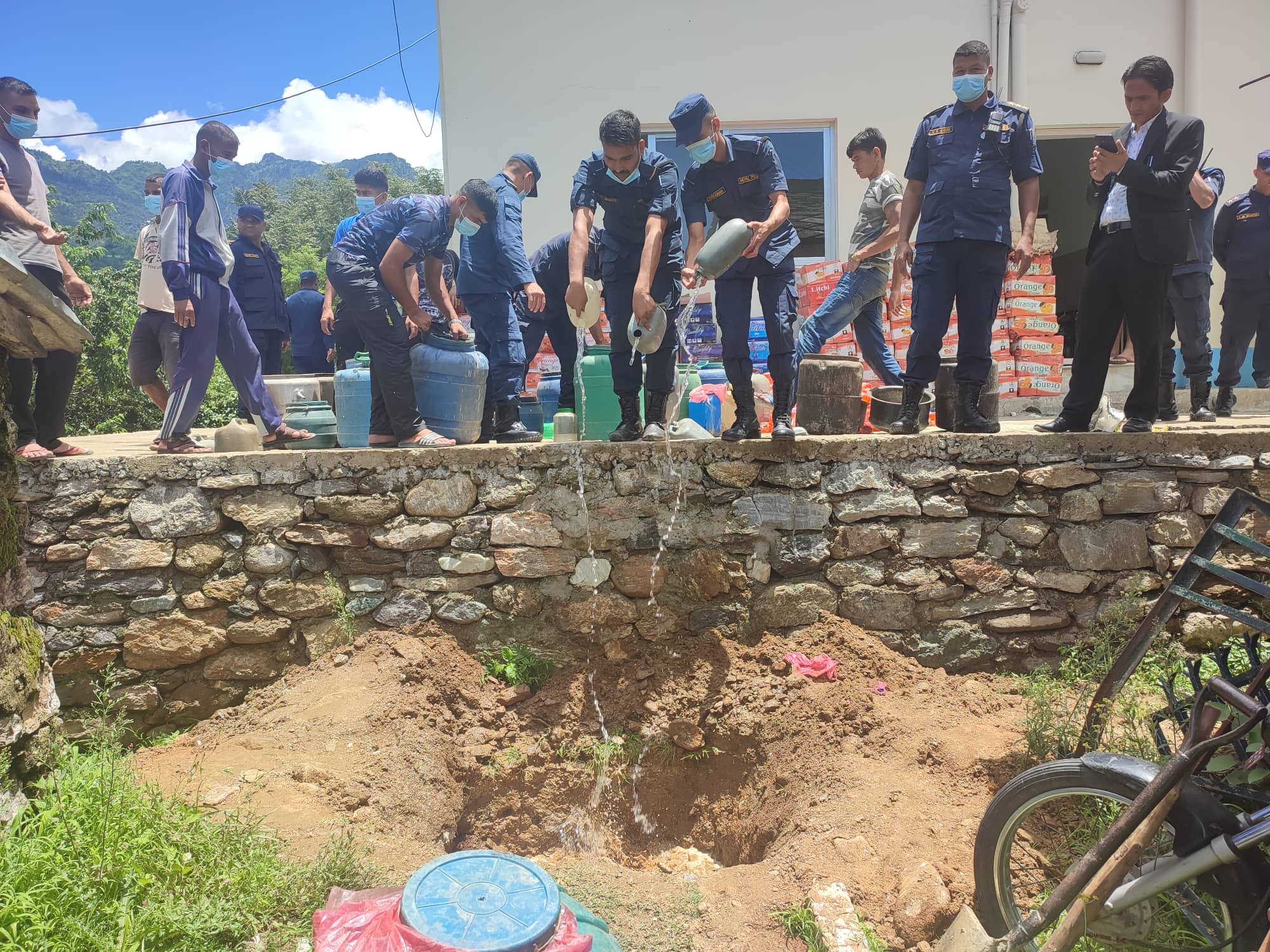 बाजुरा प्रहरीद्धारा अवैध मदिरा नष्ट