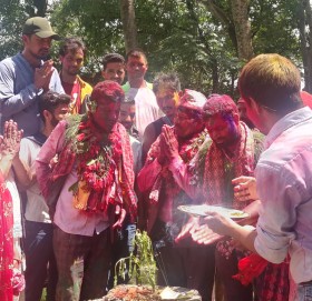 बुढिगंगा नगरपालिकाका नव निर्वाचित जनप्रतिनिधीद्धारा तुल्सीको बिरुवा रोपेर बिजय जुलुसको सुरुवात