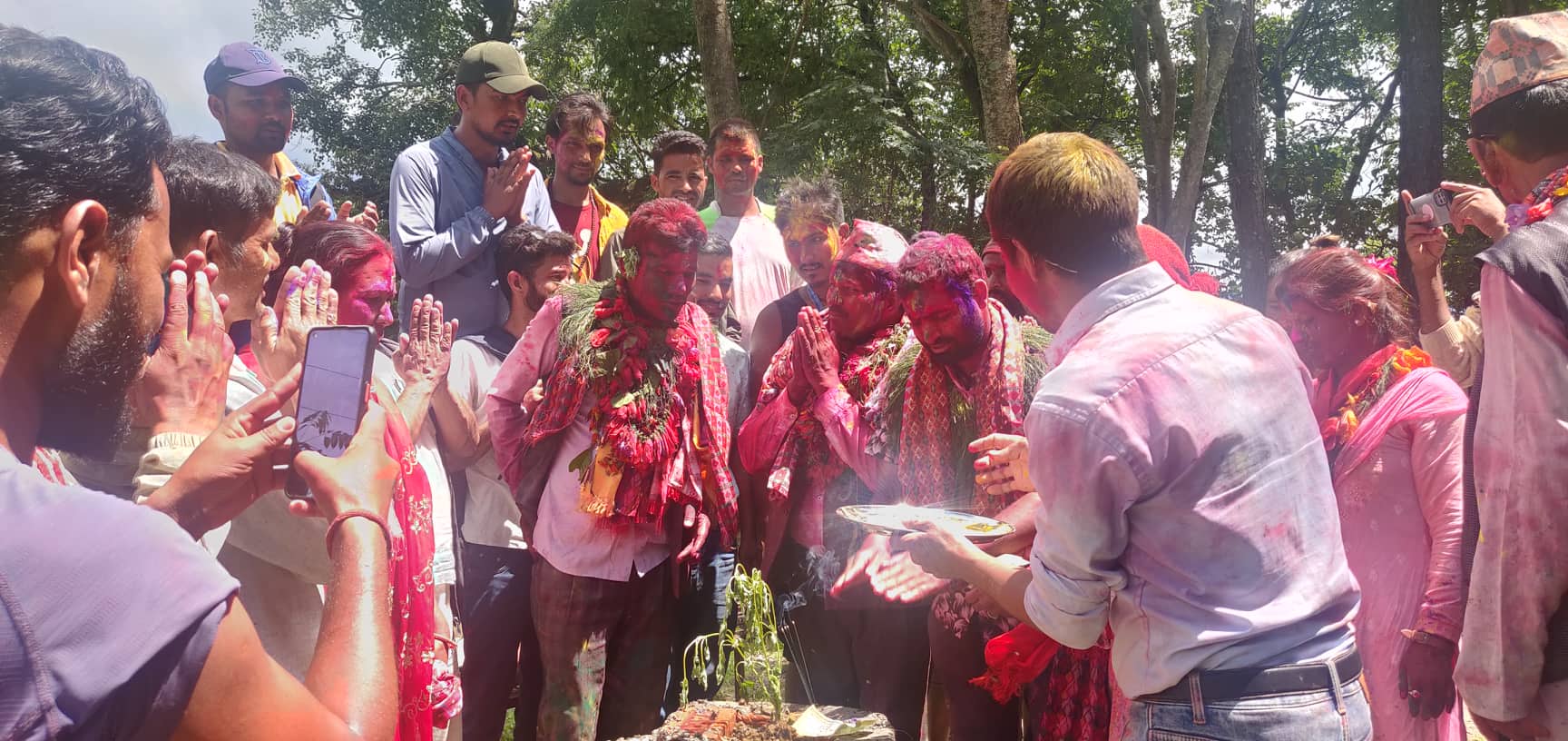 बुढिगंगा नगरपालिकाका नव निर्वाचित जनप्रतिनिधीद्धारा तुल्सीको बिरुवा रोपेर बिजय जुलुसको सुरुवात