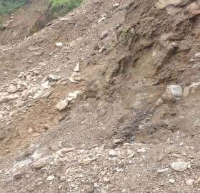 सडकमा पहिरो लाग्दा आवतजावतमा समस्या