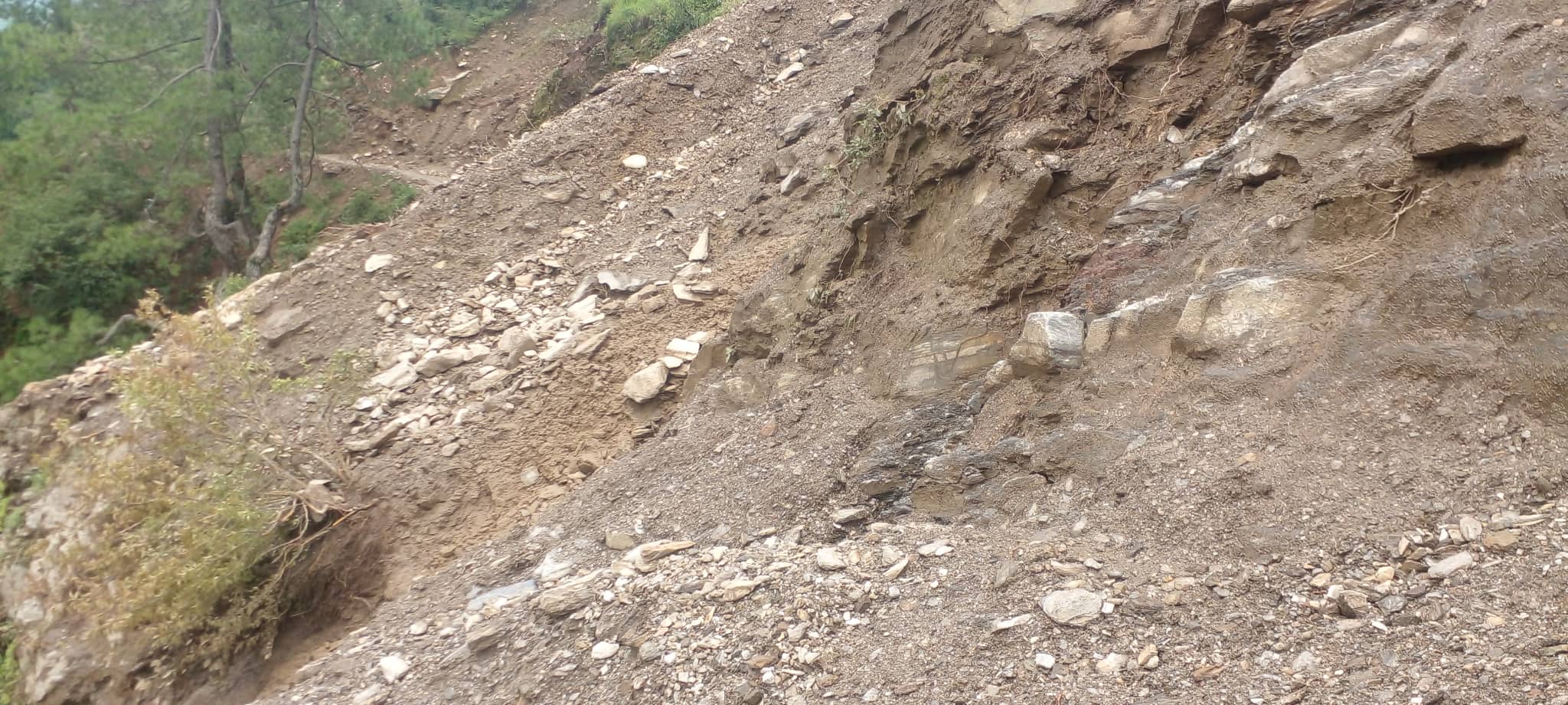 सडकमा पहिरो लाग्दा आवतजावतमा समस्या