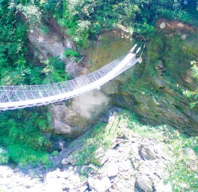 झुलङगे पुल पहिराेका कारण जाेखिममा हुँदा आवत जावतमा समस्या