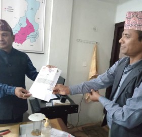 नेपाली काँग्रेस बडिमालिका नगरपालिकाद्धारा जिल्ला प्रशासन कार्यालयमा ध्यानाकर्षण पत्र बुझायो