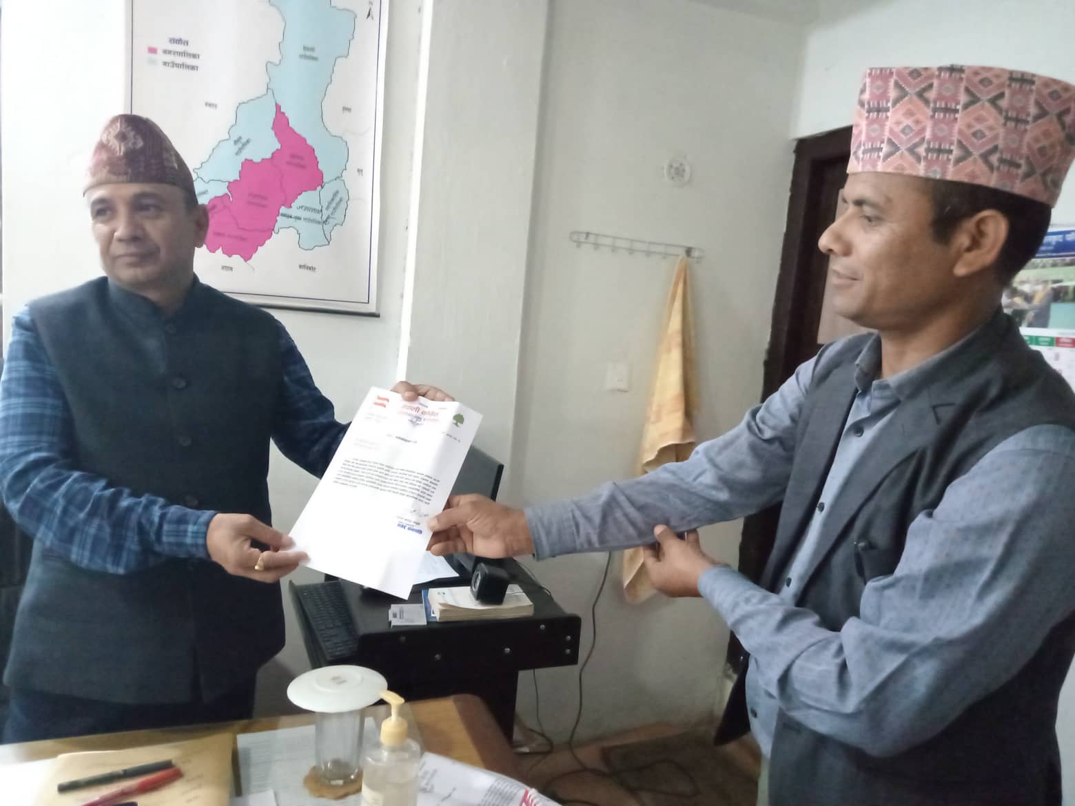 नेपाली काँग्रेस बडिमालिका नगरपालिकाद्धारा जिल्ला प्रशासन कार्यालयमा ध्यानाकर्षण पत्र बुझायो