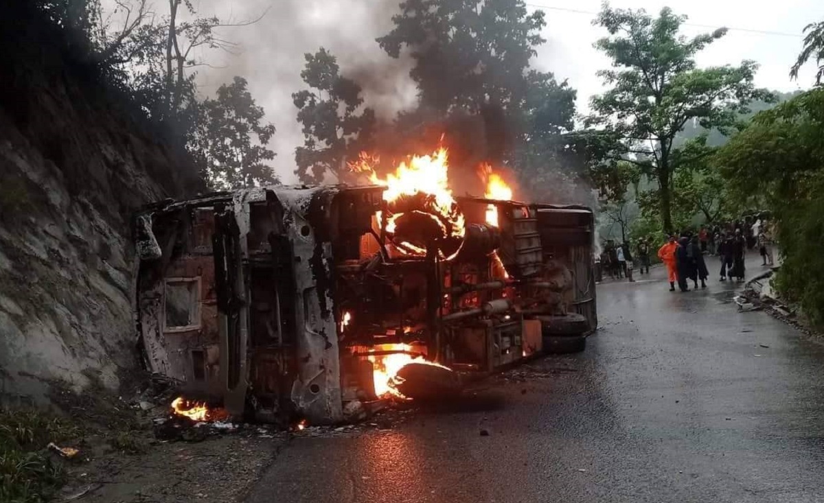 दाउन्नेमा बस पल्टेर आगलागी हुँदा ३३ यात्रु घाइते