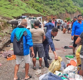 स्वर्गद्वारीमा तीर्थयात्री बोकेको जीप दुर्घटना : १ जनाको मुत्यु, १४ जना घाइते