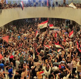 इराकको संसद भवनमा छिरे प्रदर्शनकारी