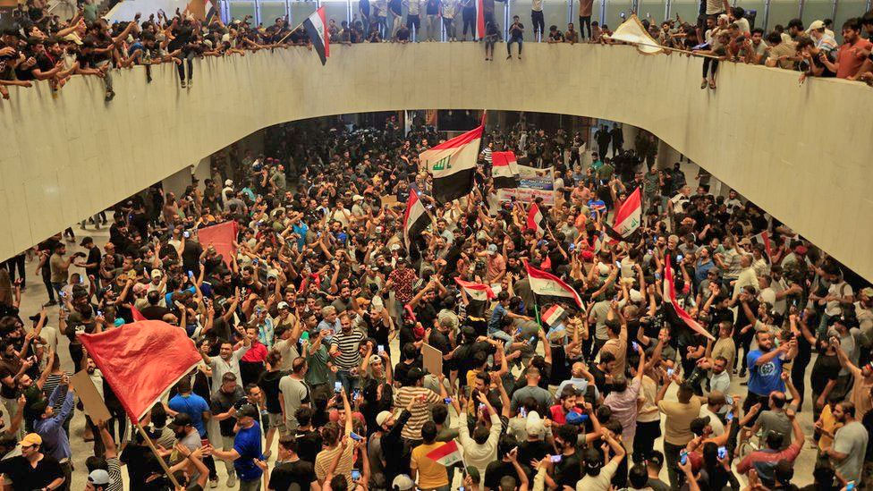 इराकको संसद भवनमा छिरे प्रदर्शनकारी