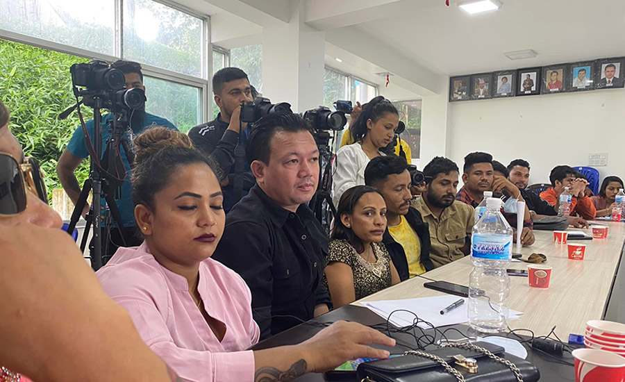 लाइभ दोहोरीमा छाडा शब्द गाउने १३ कलाकारले मागे माफी, प्रतिष्ठानले गरायो सचेत