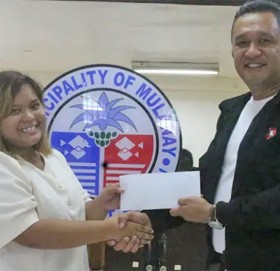 सरकारी कार्यालयका कर्मचारी मुस्कुराउनै पर्ने, नत्र जरिवाना हुने