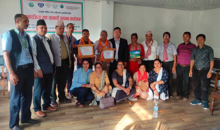 उत्कृष्ट सहकारी पुरस्कृत