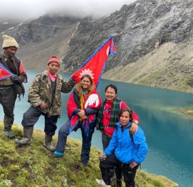 वडाध्यक्षको टोलीद्वारा चौंरी गोठालाले पत्ता लगाएका ताल अवलोकन