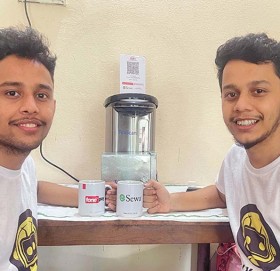 जुम्ल्याहा दाजुभाइले बनाए मान्छेबिनै चिया बेच्ने मेसिन