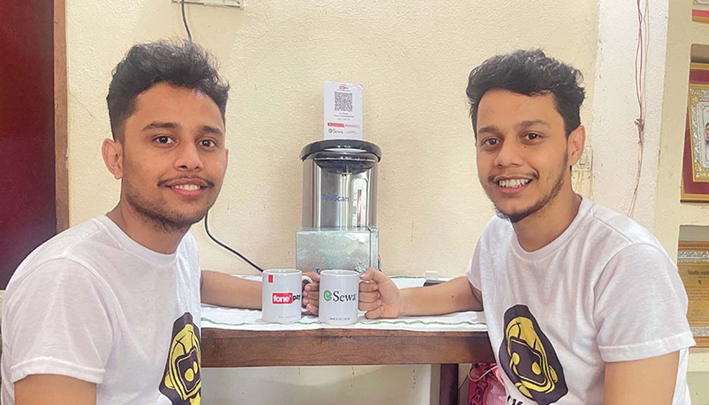 जुम्ल्याहा दाजुभाइले बनाए मान्छेबिनै चिया बेच्ने मेसिन