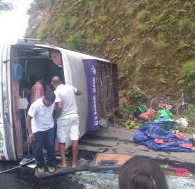 चितवनबाट गोरखाको भच्चेक गइरहेको बस दुर्घटना, २० घाइते