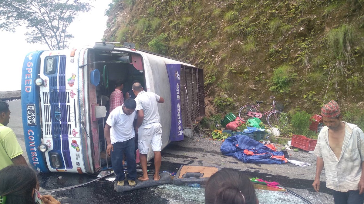 चितवनबाट गोरखाको भच्चेक गइरहेको बस दुर्घटना, २० घाइते