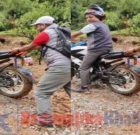 बझाङको रोडमा बाईक धकेल्दै पूर्व गाउँपालिका अध्यक्ष र वडा अध्यक्ष