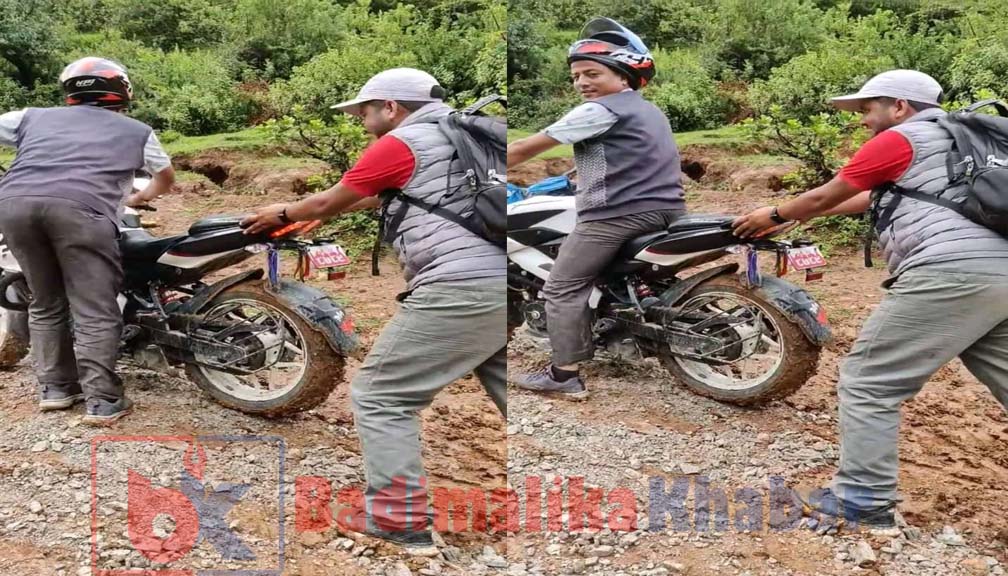 बझाङको रोडमा बाईक धकेल्दै पूर्व गाउँपालिका अध्यक्ष र वडा अध्यक्ष