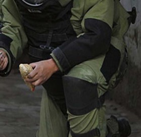 जिल्ला प्रहरी कार्यालय बाजुरा नजिकै फेला परेकाे बम नेपाली सेनाद्धारा निस्कृय गरियाे