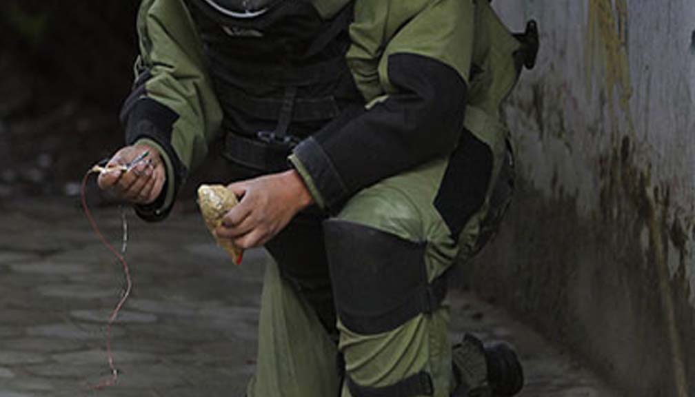 जिल्ला प्रहरी कार्यालय बाजुरा नजिकै फेला परेकाे बम नेपाली सेनाद्धारा निस्कृय गरियाे