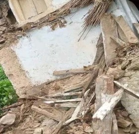 बाजुरा : अबिरल बर्षाले घर भत्किँदा परिवारकाे बिचल्ली