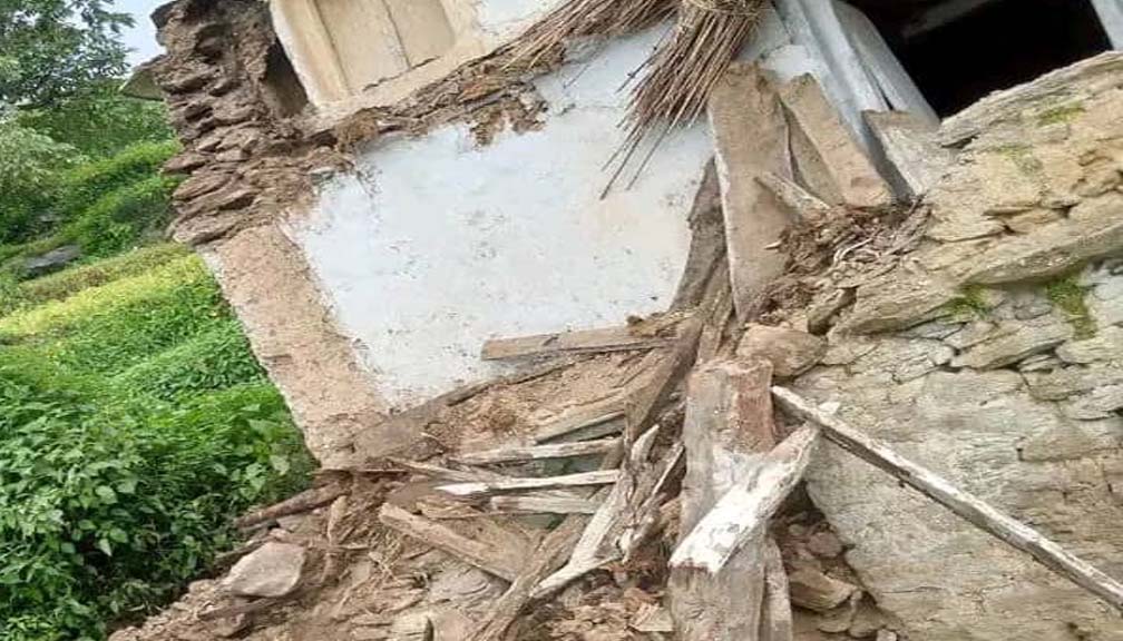 बाजुरा : अबिरल बर्षाले घर भत्किँदा परिवारकाे बिचल्ली