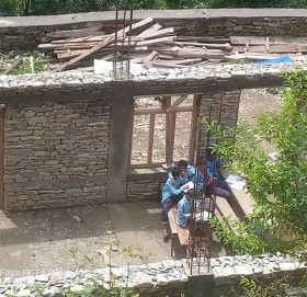 बाजुरा : दाैनागीरीका बिद्यार्थीकाे खुल्ला आकाशमा पढाई