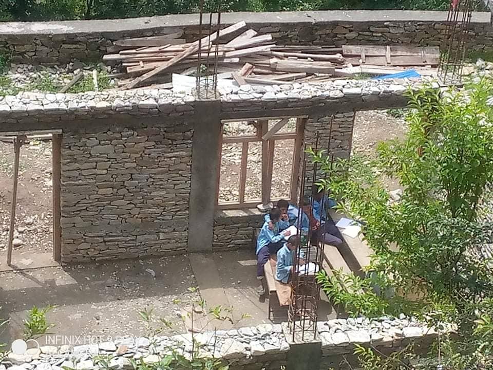 बाजुरा : दाैनागीरीका बिद्यार्थीकाे खुल्ला आकाशमा पढाई