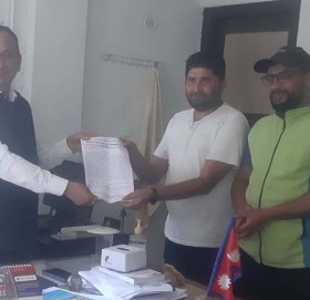 खाध्य अधिकार संजालद्धारा प्रशासनमा ज्ञापन पत्र बुझायो