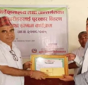 कृषि ज्ञान केन्द्र बाजुराका सुचना अधिकारी जैशीलाई उत्कृष्ट कर्मचारी पुरस्कार प्रदान