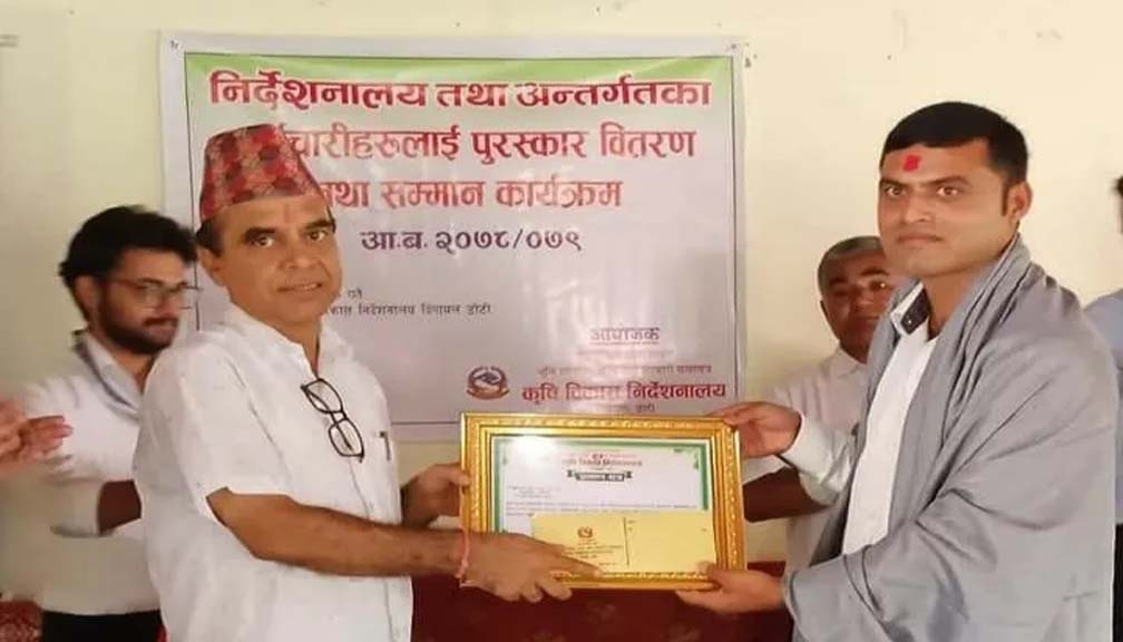 कृषि ज्ञान केन्द्र बाजुराका सुचना अधिकारी जैशीलाई उत्कृष्ट कर्मचारी पुरस्कार प्रदान