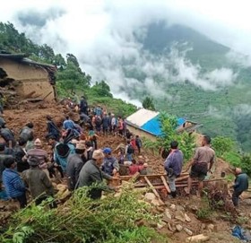 पाँचथरमा पहिराले घर बगाउँदा तीन जना बेपत्ता