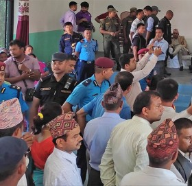 वडाध्यक्षलाई पोखरीमा धकेल्ने डीएसपीलाई कारवाही गर्न माग