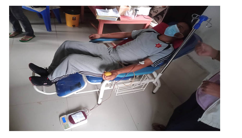 जिल्ला अस्पताल बाजुरामा सेनाले दिए सुत्केरीलाई रगत