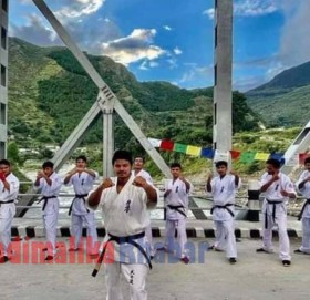 बझाङमा खेलमैदान नहुदा खेलाडीलाई अभ्यास गराउन सेतीका किनारमा