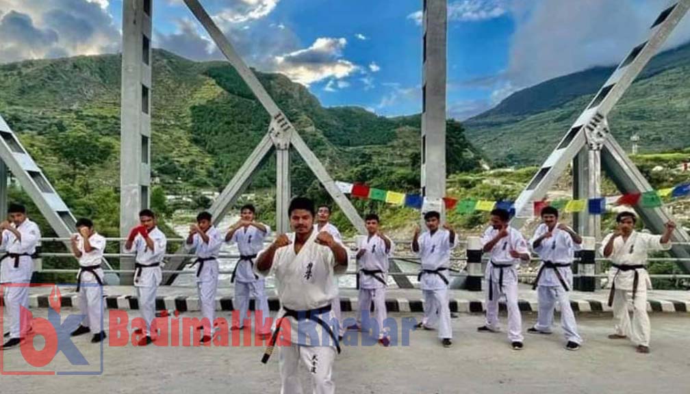 बझाङमा खेलमैदान नहुदा खेलाडीलाई अभ्यास गराउन सेतीका किनारमा