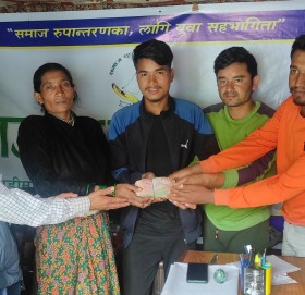 बडिमालिका ३ का क्यान्सर पिडीत सार्कीलाई आर्थिक सहयोग