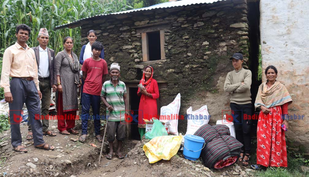 बडिमालिका ४ का सौरे उखेडाको घर निर्माण सँगै खाद्यन्न सहयोग
