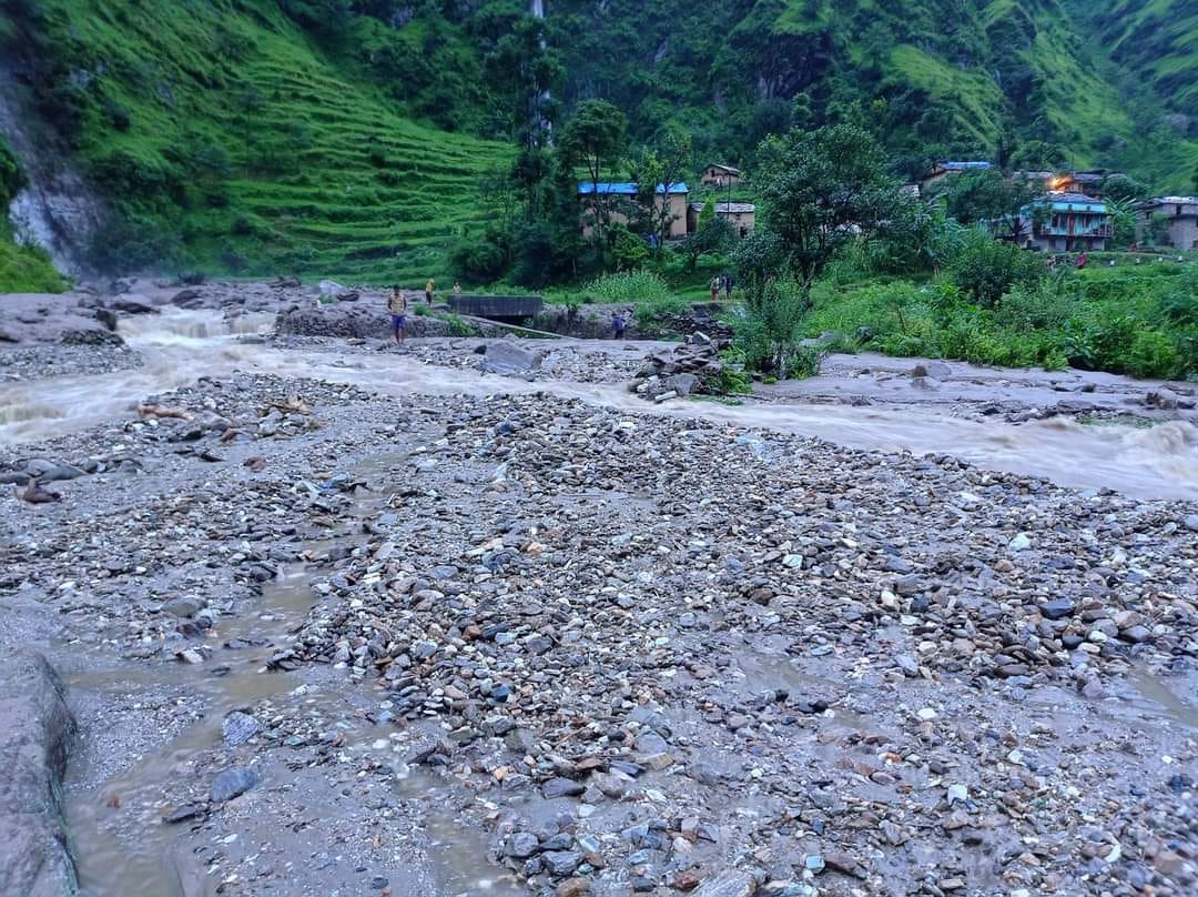 बाढीले बडीमालिका ९ सेलाघाटको बस्ती र सडक क्षेती