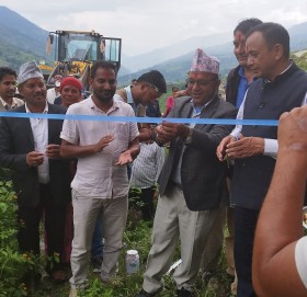 चार बर्षपछि साँफे मार्तडी सडकको अम्काेटमा वैकल्पिक मार्ग निर्माण सुरु