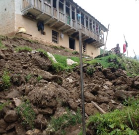 अबिरल बर्षाले दर्जन बढि घर पहिरोको उच्च जोखिममा